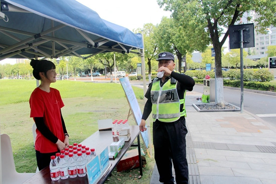 酷暑送溫情！清涼“一杯水”公益愛心行動為城市添彩