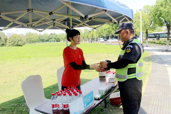 酷暑送溫情！清涼“一杯水”公益愛心行動為城市添彩