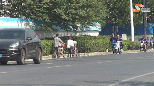 城區(qū)還有農(nóng)村道路？通惠南路這個(gè)路段機(jī)非人混行