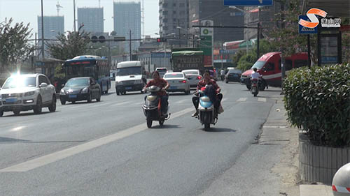 城區(qū)還有農(nóng)村道路？通惠南路這個(gè)路段機(jī)非人混行