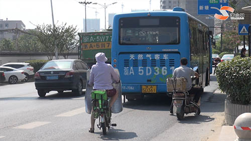 城區(qū)還有農(nóng)村道路？通惠南路這個(gè)路段機(jī)非人混行