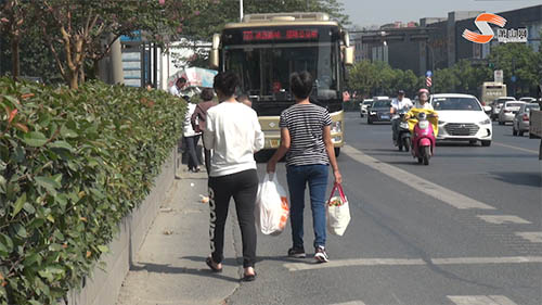 城區(qū)還有農(nóng)村道路？通惠南路這個(gè)路段機(jī)非人混行