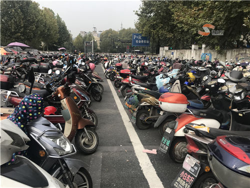 非機(jī)動車圍堵人民路地鐵口 市民：這個停車場“藏”得有點(diǎn)深