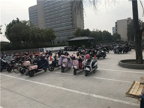 非機(jī)動車圍堵人民路地鐵口 市民：這個停車場“藏”得有點(diǎn)深