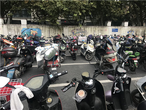 非機(jī)動車圍堵人民路地鐵口 市民：這個停車場“藏”得有點(diǎn)深