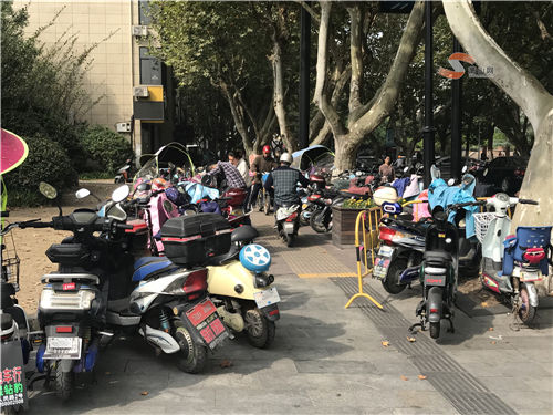 非機(jī)動車圍堵人民路地鐵口 市民：這個停車場“藏”得有點(diǎn)深