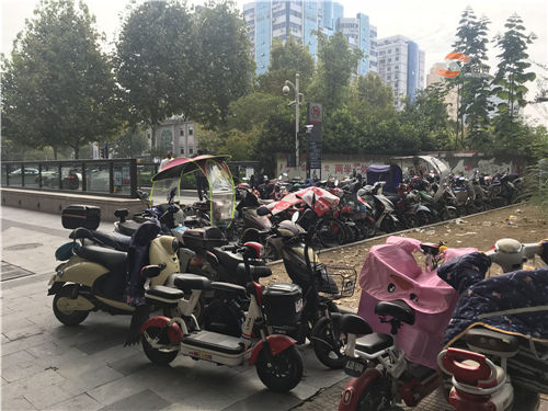 非機(jī)動車圍堵人民路地鐵口 市民：這個停車場“藏”得有點(diǎn)深