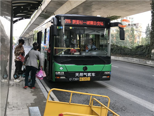 下班了，車卻沒了…網(wǎng)友吐槽：公交末班車是否太早？