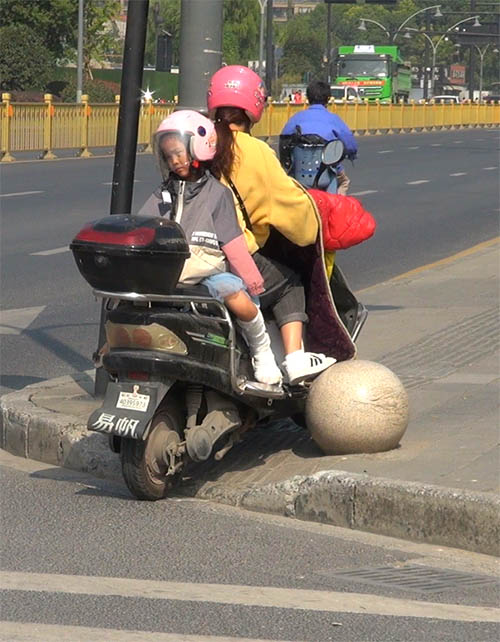 人行道強(qiáng)行變成非機(jī)動(dòng)車道？奧蘭多小鎮(zhèn)這一路段現(xiàn)奇葩操作