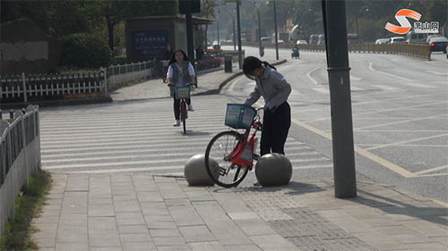 人行道強(qiáng)行變成非機(jī)動(dòng)車道？奧蘭多小鎮(zhèn)這一路段現(xiàn)奇葩操作