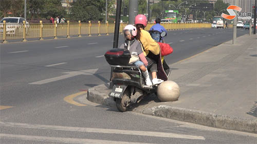 人行道強(qiáng)行變成非機(jī)動(dòng)車道？奧蘭多小鎮(zhèn)這一路段現(xiàn)奇葩操作