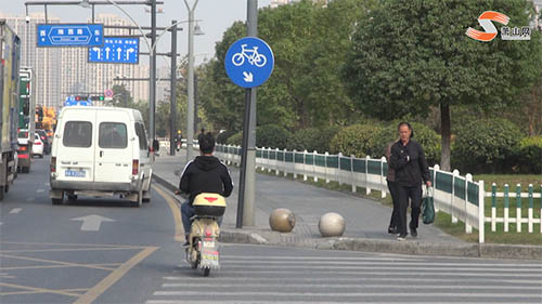 人行道強(qiáng)行變成非機(jī)動(dòng)車道？奧蘭多小鎮(zhèn)這一路段現(xiàn)奇葩操作