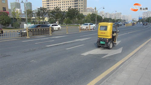 人行道強(qiáng)行變成非機(jī)動(dòng)車道？奧蘭多小鎮(zhèn)這一路段現(xiàn)奇葩操作