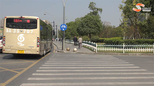 人行道強(qiáng)行變成非機(jī)動(dòng)車道？奧蘭多小鎮(zhèn)這一路段現(xiàn)奇葩操作