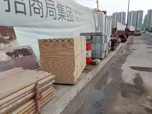 建設(shè)一路旁的這條路成了建材專用堆放點(diǎn)？