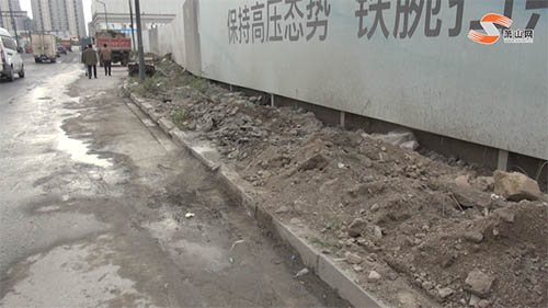 建設(shè)一路旁的這條路成了建材專用堆放點(diǎn)？