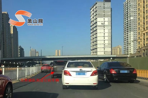 這個路口有點(diǎn)“亂”？早高峰，直行車輛與左轉(zhuǎn)車輛搶道忙