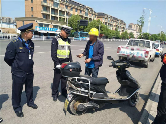 今天，沒帶這東西出門的都被扣留了！蕭山最近正在嚴(yán)查這事！