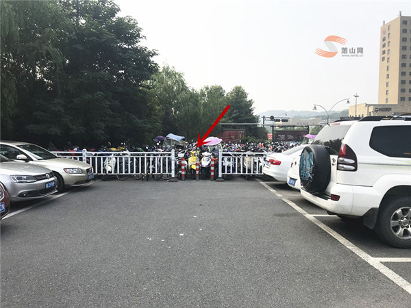 湘湖地鐵口亂停車追蹤： 站口仍被上百輛電瓶車“占領(lǐng)” 管理人員很委屈…….