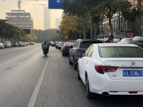 出趟家門也太難了！蕭山這一路段機動車違停嚴重，小區(qū)車主叫苦不迭