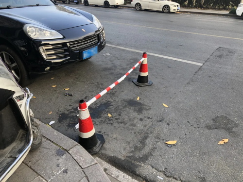 出趟家門也太難了！蕭山這一路段機動車違停嚴重，小區(qū)車主叫苦不迭