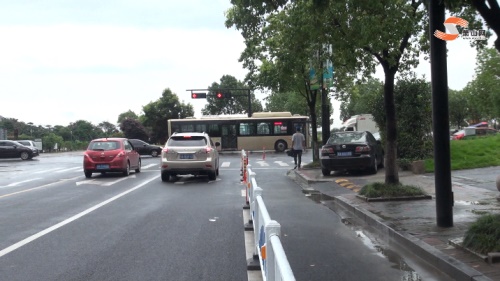 進出兩難？蕭山這一小區(qū)停車場的道閘口讓車主叫苦不迭