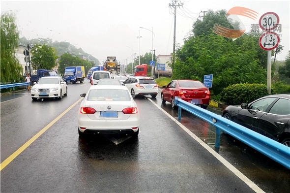 03省道這段路上，汽車竟讓電動車“無路可走”？