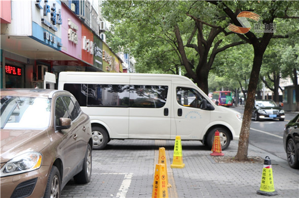 蕭山街頭人行道“行路難” 誰讓人行道“縮水”了？