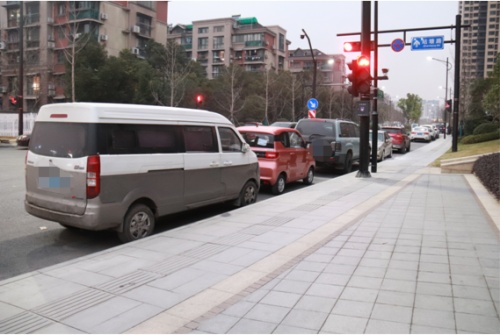 非機(jī)動(dòng)車道竟成停車場(chǎng)，小區(qū)居民不淡定了：“違章停車”為何成為“老大難”問(wèn)題？