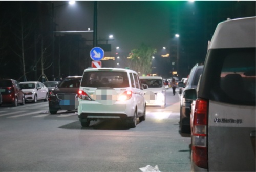 非機(jī)動(dòng)車道竟成停車場(chǎng)，小區(qū)居民不淡定了：“違章停車”為何成為“老大難”問(wèn)題？