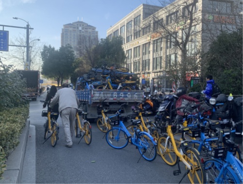 蕭山不少人在地鐵博奧路站下車后，走路都得提心吊膽！非機動車“圍城”：解決“最后一公里”，害了“最后一百米”？