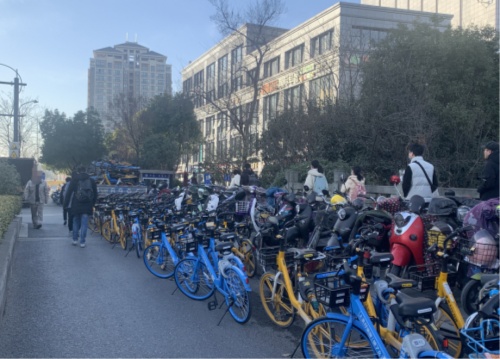 蕭山不少人在地鐵博奧路站下車后，走路都得提心吊膽！非機動車“圍城”：解決“最后一公里”，害了“最后一百米”？