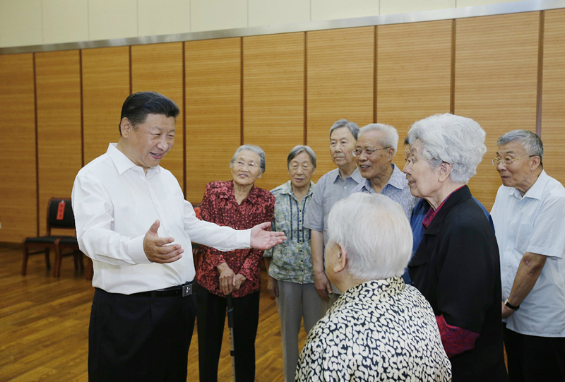 2016年9月9日，習(xí)近平總書(shū)記在北京市八一學(xué)校同母校老教師們親切交談。