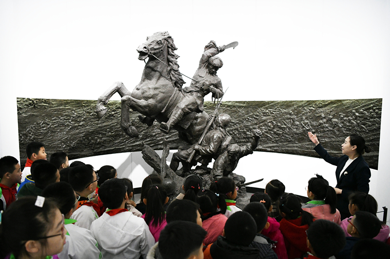 2019年4月4日，在東北烈士紀(jì)念館，學(xué)生們在聽講解員講解。