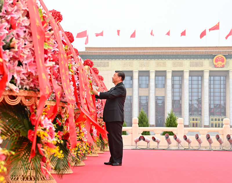 2021年9月30日，習(xí)近平出席烈士紀(jì)念日向人民英雄敬獻(xiàn)花籃儀式。