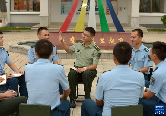 國防科技大學(xué)黨的創(chuàng)新理論碩士博士宣講團(tuán)成員走進(jìn)一線部隊(duì)交流學(xué)習(xí)體會(huì)（2017年9月21日攝）。新華社發(fā)（吳蘇琳 攝）