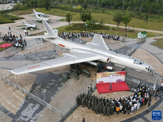 高校學(xué)子在江西省南昌市軍事主題公園了解國防和軍隊(duì)建設(shè)發(fā)展成就（2020年9月19日攝，無人機(jī)照片）。新華社發(fā)（郭冬明 攝）