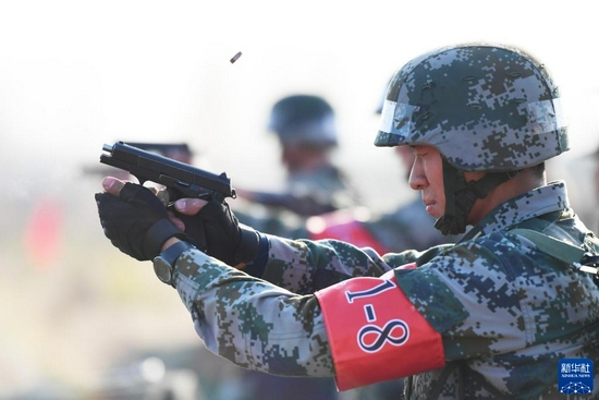 陸軍工程大學(xué)通信工程學(xué)院參賽一隊(duì)在對抗賽中進(jìn)行手槍射擊課目比賽（2017年11月23日攝）。新華社發(fā)（彭希 攝）