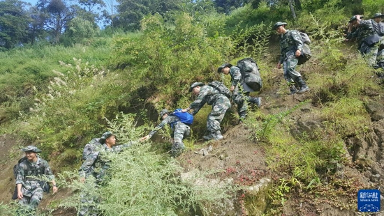 軍事科學(xué)院系統(tǒng)工程研究院某研究所科研人員在西藏墨脫與邊防戰(zhàn)士一起參加徒步巡邏，實(shí)地了解軍需保障需求（2017年9月16日攝）。新華社發(fā)（謝先達(dá) 攝）