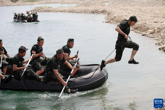 武警獵鷹突擊隊(duì)特戰(zhàn)隊(duì)員在北京某域開展“魔鬼周”水上課目訓(xùn)練（2019年6月22日攝）。新華社發(fā)（楊志毅 攝）