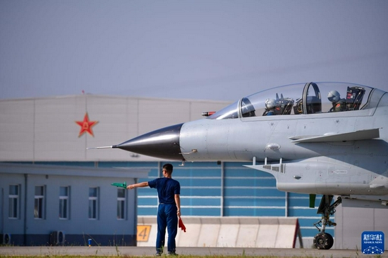 在空軍石家莊飛行學(xué)院某旅機(jī)場，空軍首批三代機(jī)飛行學(xué)員駕駛首批列裝空軍院校的殲-10戰(zhàn)機(jī)準(zhǔn)備起飛（2021年9月10日攝）。新華社發(fā)（李敏 攝）