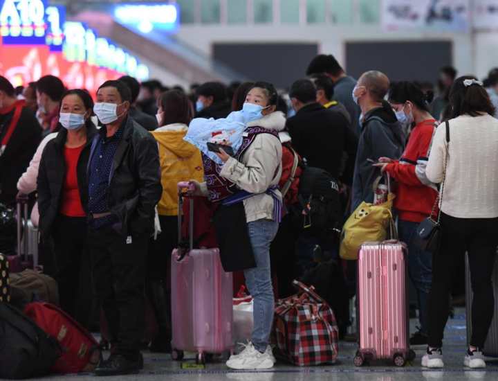 1月17日，旅客在深圳北站候車。新華社記者 梁旭 攝