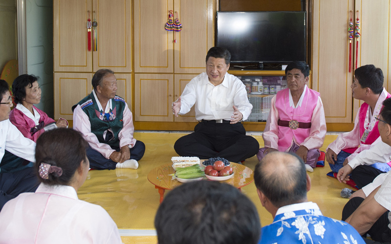 2015年7月16日，習(xí)近平在吉林省延邊朝鮮族自治州和龍市東城鎮(zhèn)光東村農(nóng)戶家中同村民們親切交談。