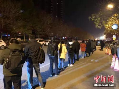 資料圖：早上5:30排隊乘車的上班族。 冷昊陽 攝