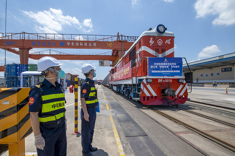 2022年6月29日，浙江金華，中老鐵路國際貨運列車浙江號“鐵路快通”首趟專列經海關監(jiān)管后，從浙江省鐵路金華南站鳴笛啟程，經磨憨口岸駛向老撾萬象。